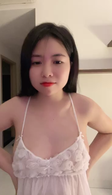 Cô gái mặc áo hai dây trắng khoe đường cong gợi cảm trong buổi livestream tâm sự đầy dục vọng nóng bỏng